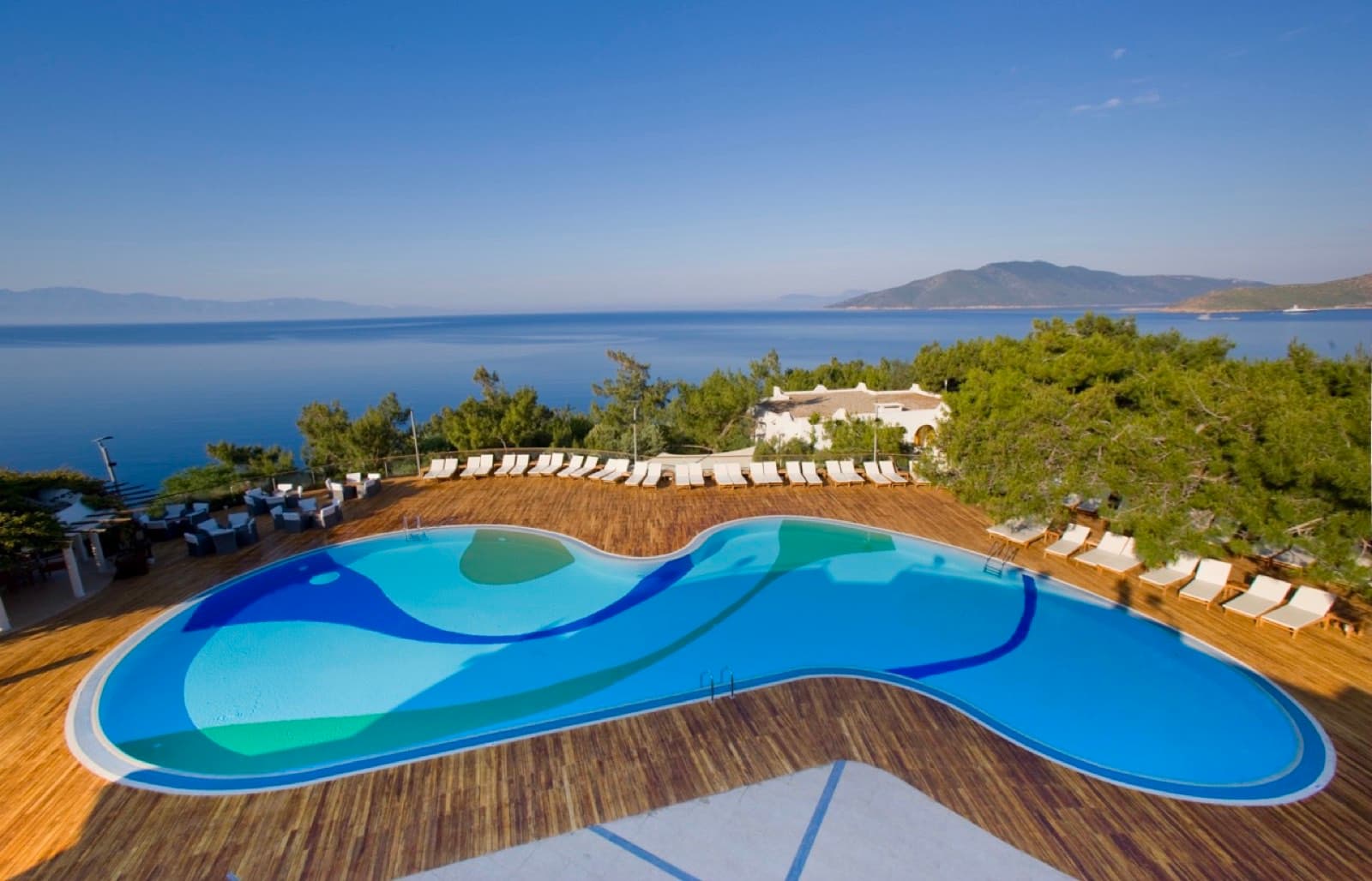 Piscine du Club Med Bodrum Palmiye face à la mer Égée
