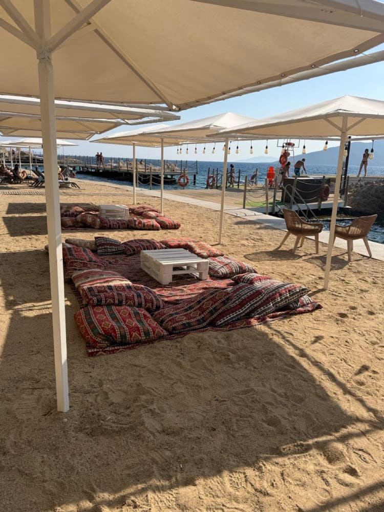 Espace détente sur la plage du resort