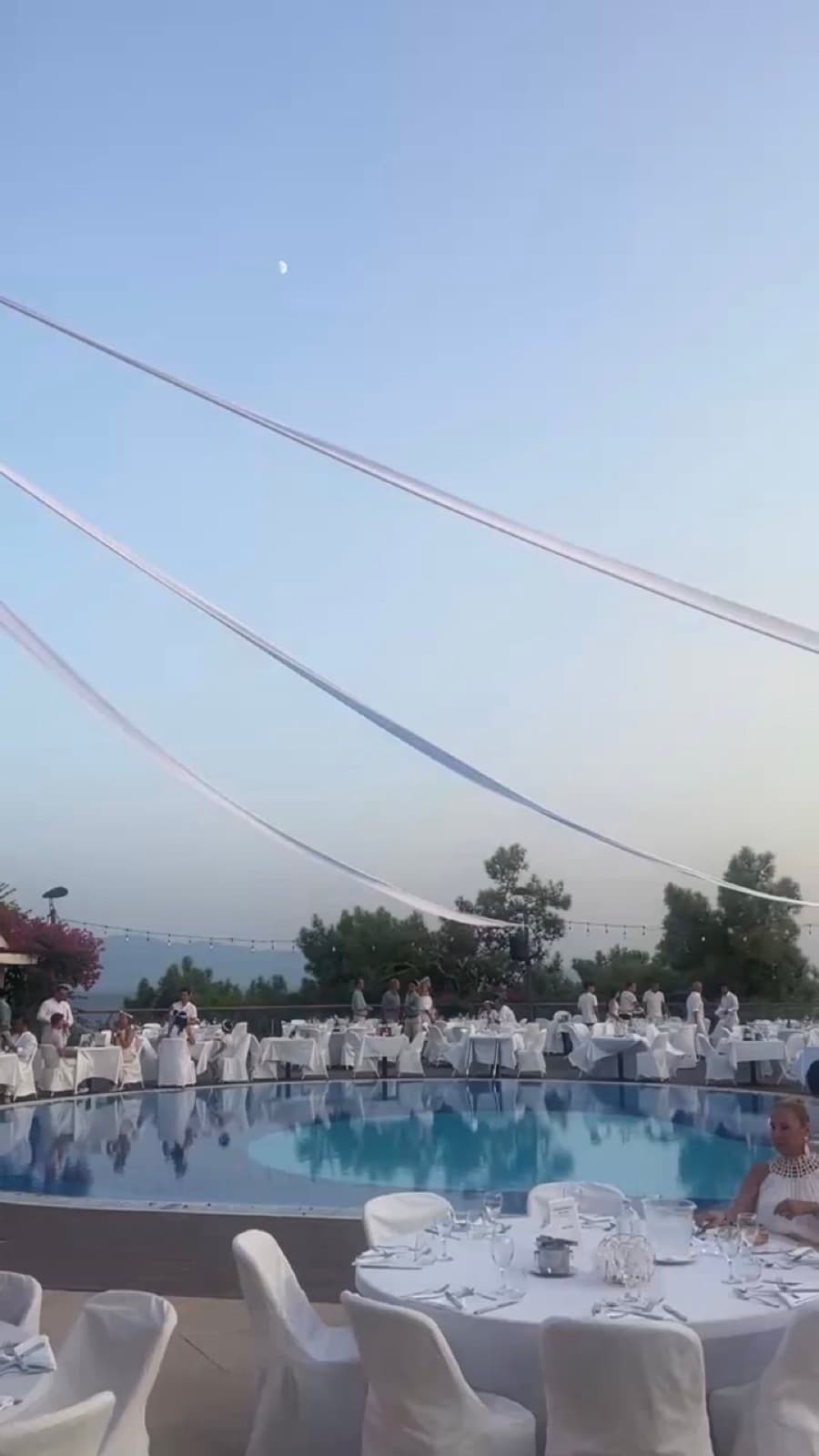 Soirée blanche autour de la piscine